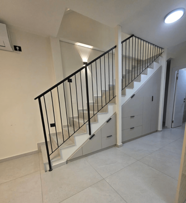 ארון מתחת למדרגות דגם טיטניק